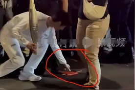 炸了！王一博巴黎传递奥运圣火，低头捡国旗那一刻 他值得无限荣光图片