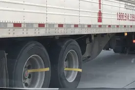 半挂车轮胎上的黄色塑料片，到底是干嘛用的？图片