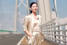 62岁惠英红穿搭够惊艳：选款讲究，配色高级，中年女人该好好学学图片