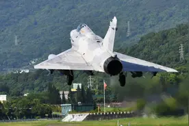 台湾军演5天4夜，我军039型潜艇上浮出海，东风17距台仅400公里！图片