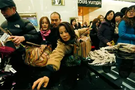 跟团境外游成境外购：被轰进商店购物，宣称低价实则高收费图片