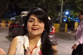 印度晚上安全吗？印度女人深夜街头买饭，印度男人的目光很可怕图片