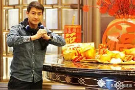 泰剧男神Pong带两侄女上节目，大聊情感问题，自曝想追Aff女神图片