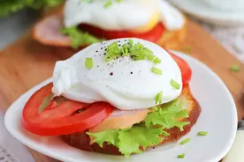 煮荷包蛋，水开直接下锅是大错，掌握2个步骤，圆润完整无飞沫图片