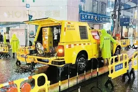 防御来势汹汹“龙舟水”！全市干群紧急上路巡查排涝图片