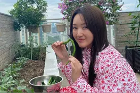 51岁杨钰莹豪宅后院摘菜！素颜穿碎花裙仍嫩如少女，不嫁人太可惜图片