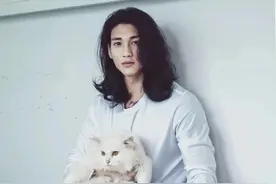 爱上一个在小区里喂流浪猫的男人，要怎么做才能再见到他呢？图片