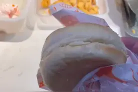 男子买汉堡只有面包没有肉，店员却称“这就是汉堡，不要就退钱”，官方通报：属实，责令店主停业整顿图片