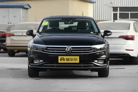 大众迈腾对比奥迪A4L，内饰不分伯仲，但后排差距太明显了图片