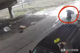 江苏苏州：​惊！大妈带着小推车疯狂“扫货”快递点图片