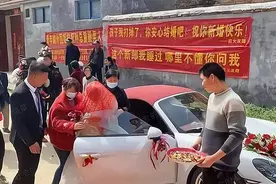 结婚当日，前女友拉横幅来挑衅，这个新郎我睡过，哪里不懂你问我图片