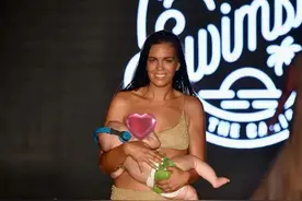 台上泳装走秀还能抱娃喂奶，她是真拼命三娘还是想靠胸出位啊...图片