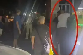 四川成都：三男子调戏女子，围殴其男友，男友护住女友，未敢还手图片