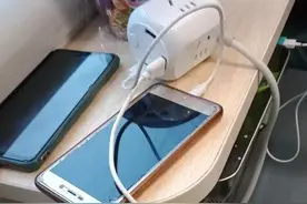 我带了一个三个眼的手机充电器，就不怕在火车上找不到插座了图片