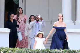 小贝长子婚礼现场！新娘婚纱惊艳贝嫂打扮高贵，小七当花童太壮硕图片