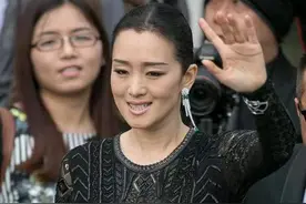 56岁的“巩俐”不愧是霸气女王，穿黑色露背连衣裙，尽显好身材图片