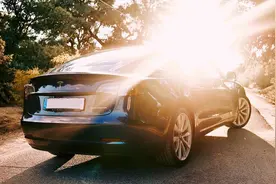 特斯拉说他们的玻璃车顶很凉快，车主急了图片