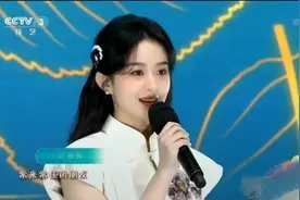 赵丽颖今晚造型封神！穿古风旗袍亮相央视，和陈伟霆惊喜大同框图片