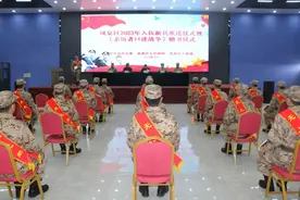河南省新乡市凤泉区区长参加新兵入伍欢送仪式并为新兵赠送《亲历者口述战争》图片