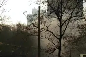 2018年，五旬老汉火场勇救小女孩，为何她又跑回着火的房间？图片