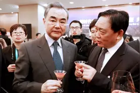 10日：美国开始出警，可强行登船检查中国舰艇，中国海警如何回应图片