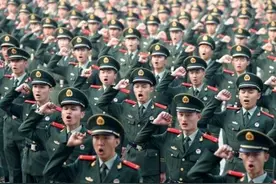 部队现役军人、退休人员、自主和逐月干部调整工资，是同步调整吗图片