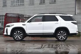 长安CS95PLUS来了，长4949mm加92号油，配2.0T+8AT，还有四出排气图片