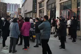 洛阳一健身房停业退租，数百名会员的健身卡怎么办？图片