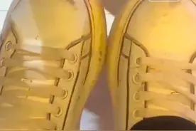 男子翘二郎腿吃火锅，鞋子被烫化，当事人：脚底越来越热才发现，店家觉得不好意思，给我们打了折图片