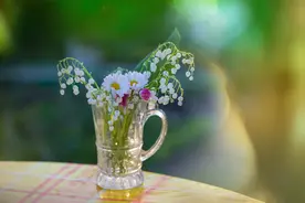 心机深的女人，常出现三个“小动作”，别深交图片