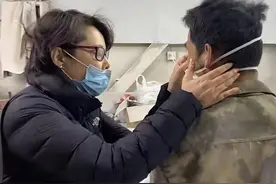 49岁袁立现身石材厂，戴黄金珍珠首饰四周满是灰，素颜发福变化大图片