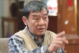 时隔四年李立群终得回乡祭祖，雨中跪地四小时，怒骂自己不孝子图片