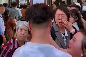 五一插队表情包出炉，一景区奇葩母女表情狰狞强行插队图片