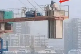 塔吊维修工在塔吊上大便，地面3个工人被喷一脸，最终获赔4320元图片