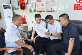 开展卫生清理活动 提升公交服务水平图片