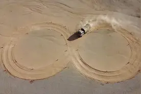 兵哥哥挑战沙漠越野，超刺激！图片