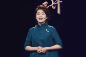 女人上了年纪看的就是气质，何赛飞一袭香云纱亮相，自然脸好舒服图片