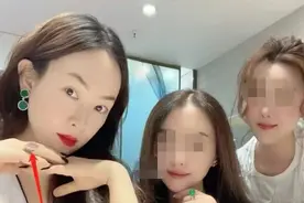 霍思燕太土豪了！戴鸽子蛋钻戒和翡翠高调炫富，胸口美人痣太会长图片