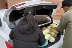 女婿离开岳父母家被塞300斤特产，岳父：回来一趟不容易，要多装点图片