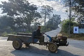 回顾：开拖拉机进城被罚1600，大爷发现不对劲：交警咋开私家车？图片