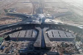 机场那么大，为什么只修一两条跑道？堵机延误和跑道太少有关吗？图片