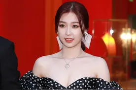 虞书欣的身材真不是盖的，穿黑白波点裙好妩媚，但泡泡袖看着好甜图片