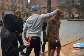 绝！丹麦人催婚，比我们婚闹还狠图片