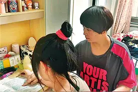 独居女孩有一个“万能妈妈” 一陪就是4年多图片