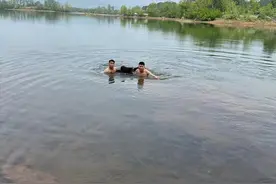 民警狂奔近千米救人，结果……图片