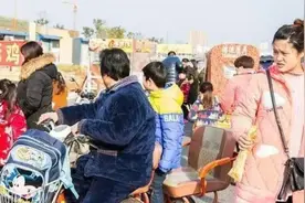 校门口“睡衣妈妈”火了，接娃方式“辣眼睛”，方便自己、伤了娃图片