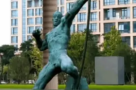 清华美院再次被痛骂，后羿射日雕像“希腊化”，中国祖先成洋人？图片