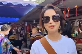 前央视主播徐俐逛菜市场，打扮朴素被认出，亲切热聊称就是过日子图片