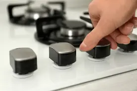 燃气灶频繁熄火，切莫反复打火，按照这4点去解决图片