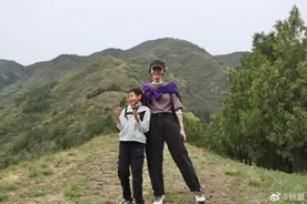 姚晨带儿子去爬山，晒合影被夸像姐弟，儿子长大了图片